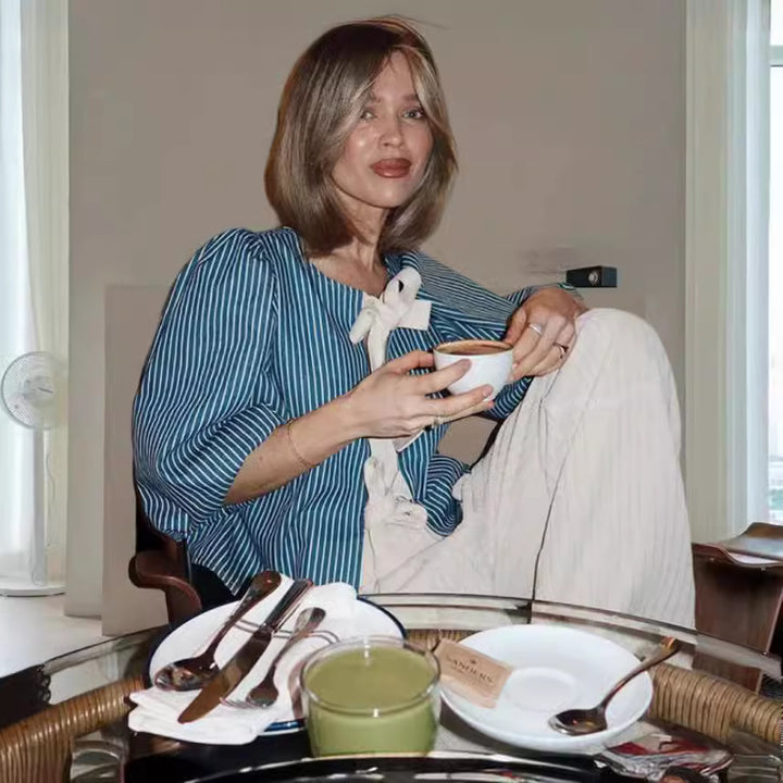 Kvinnotopp med en avslappnad passform och lekfulla volanger-Eva Jonsson