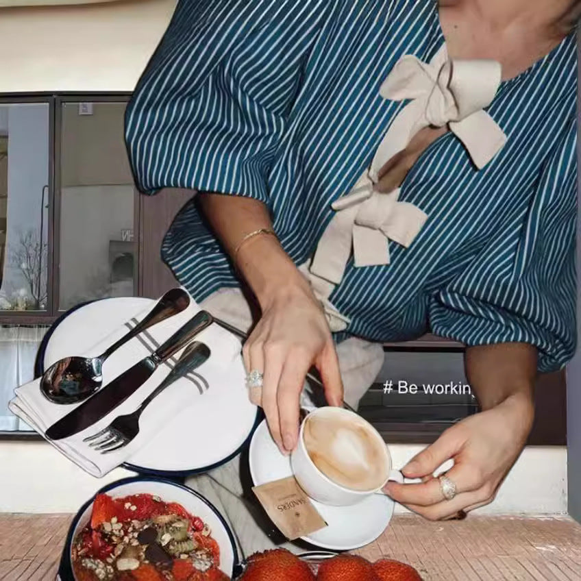 Kvinnotopp med en avslappnad passform och lekfulla volanger-Eva Jonsson
