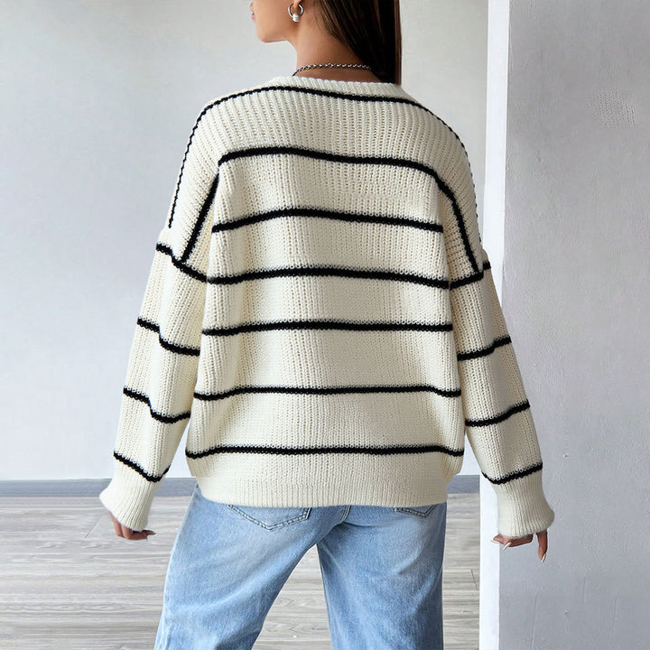 Kvinnotröja med randig kort ärm i stickad design med knäppning och sidofickor Mirla-Eva Jonsson