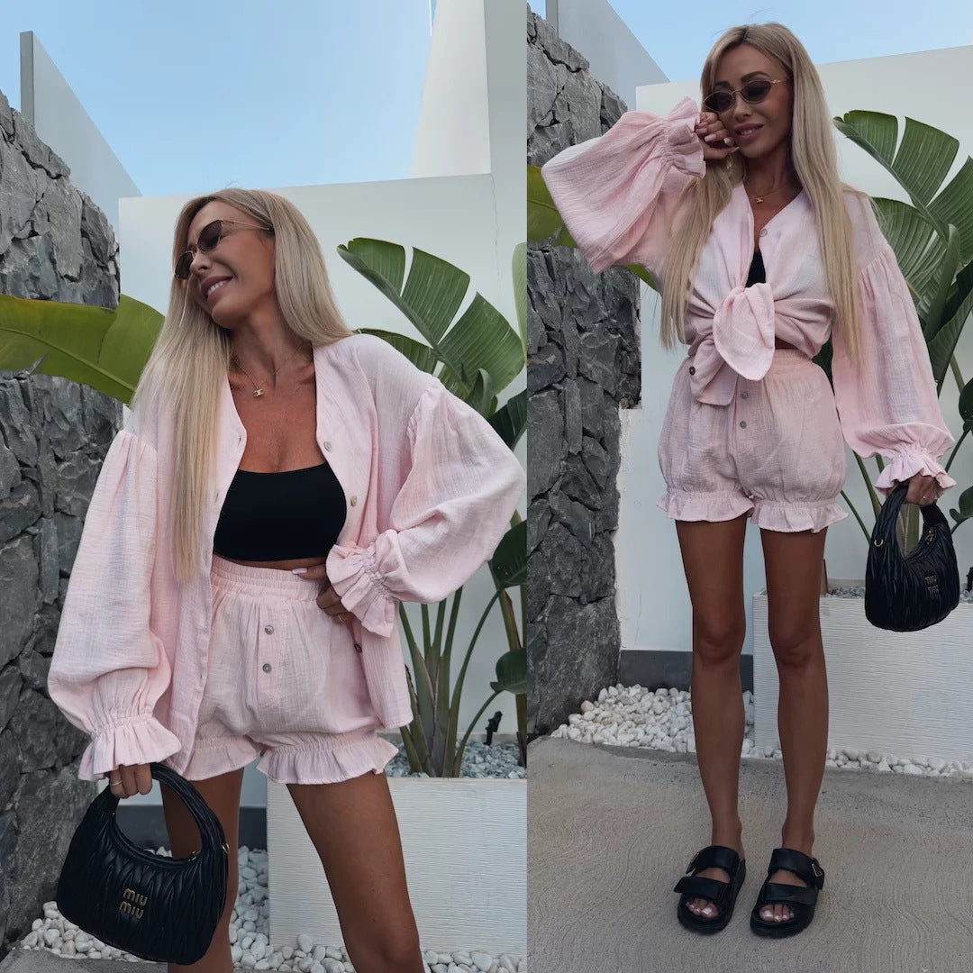 Kvinnotset med shorts och luftig blus med volangdetaljer-Eva Jonsson