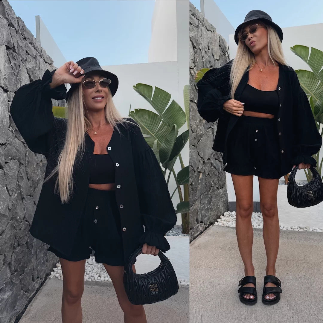 Kvinnotset med shorts och luftig blus med volangdetaljer-Eva Jonsson