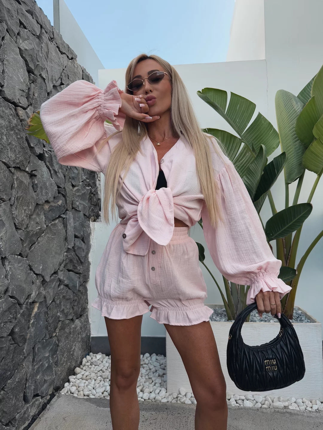 Kvinnotset med shorts och luftig blus med volangdetaljer-Eva Jonsson