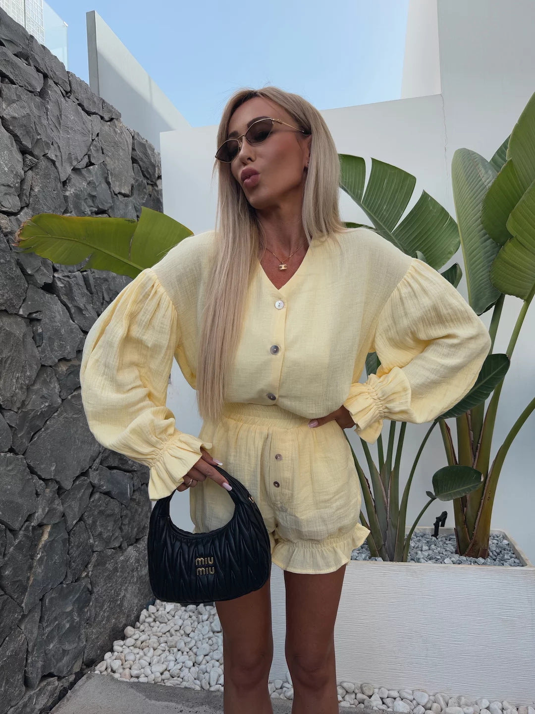 Kvinnotset med shorts och luftig blus med volangdetaljer-Eva Jonsson