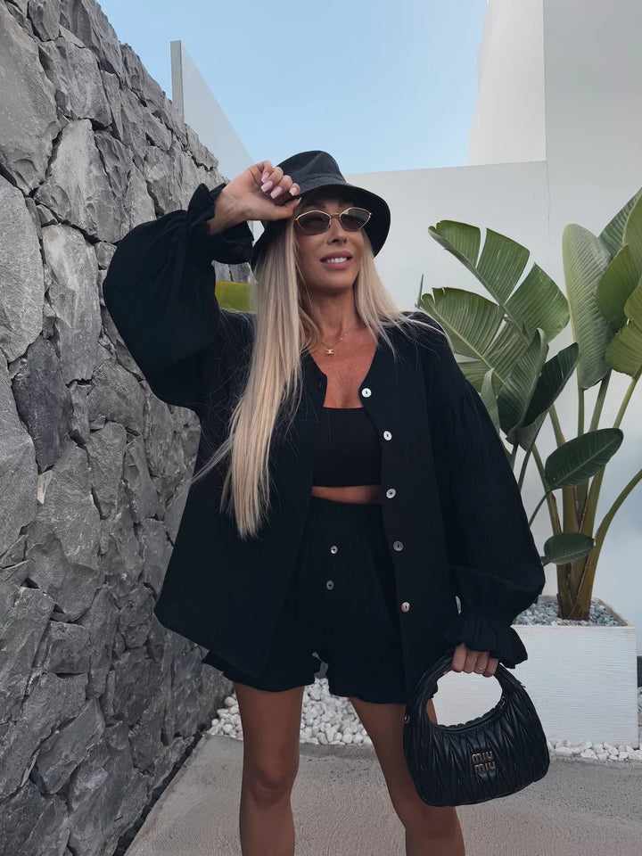 Kvinnotset med shorts och luftig blus med volangdetaljer-Eva Jonsson