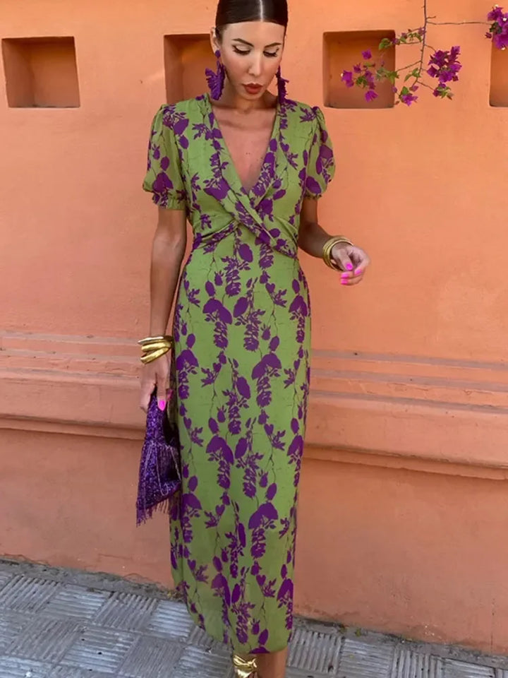 Lätt sommarklänning med blommönster och V-ringning för vardagen Mirla-Eva Jonsson