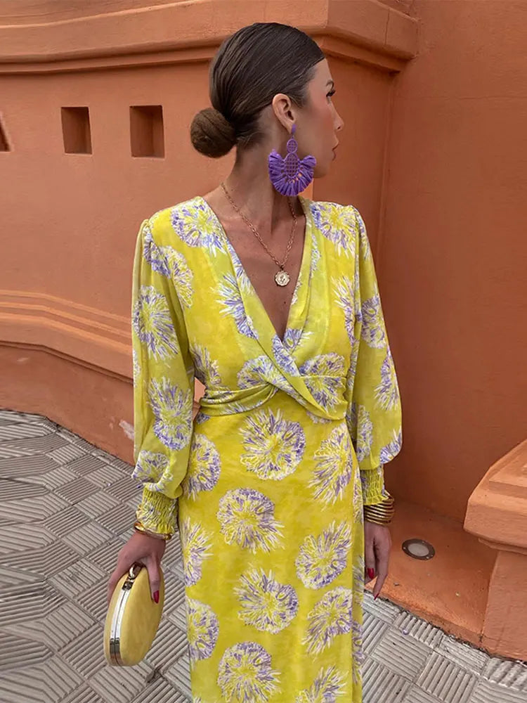 Lätt sommarklänning med blommönster och V-ringning för vardagen Mirla-Eva Jonsson