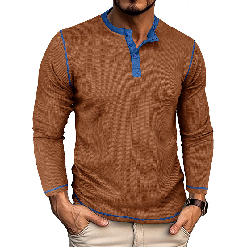 Mans långärmad henley skjorta med texturerad tyg och stiliga accenter Mirla-Eva Jonsson