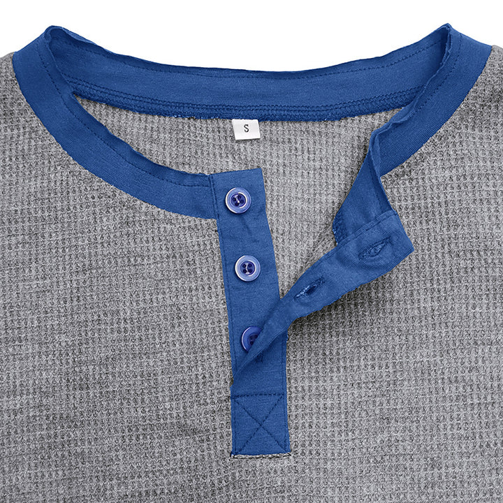 Mans långärmad henley skjorta med texturerad tyg och stiliga accenter Mirla-Eva Jonsson