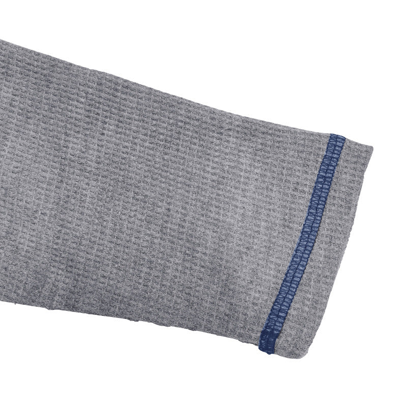 Mans långärmad henley skjorta med texturerad tyg och stiliga accenter Mirla-Eva Jonsson