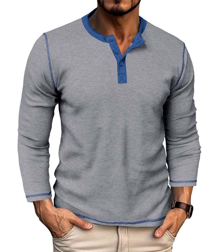 Mans långärmad henley skjorta med texturerad tyg och stiliga accenter Mirla-Eva Jonsson