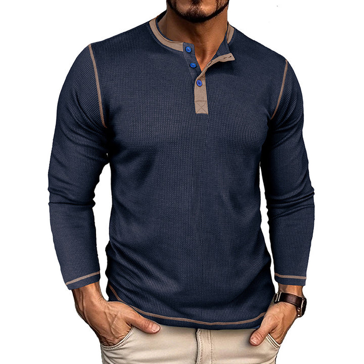 Mans långärmad henley skjorta med texturerad tyg och stiliga accenter Mirla-Eva Jonsson