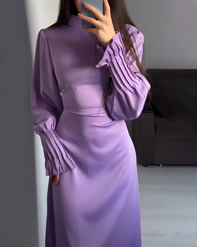 Maxiklänning - Elegant långärmad satinklänning med hög hals-Eva Jonsson