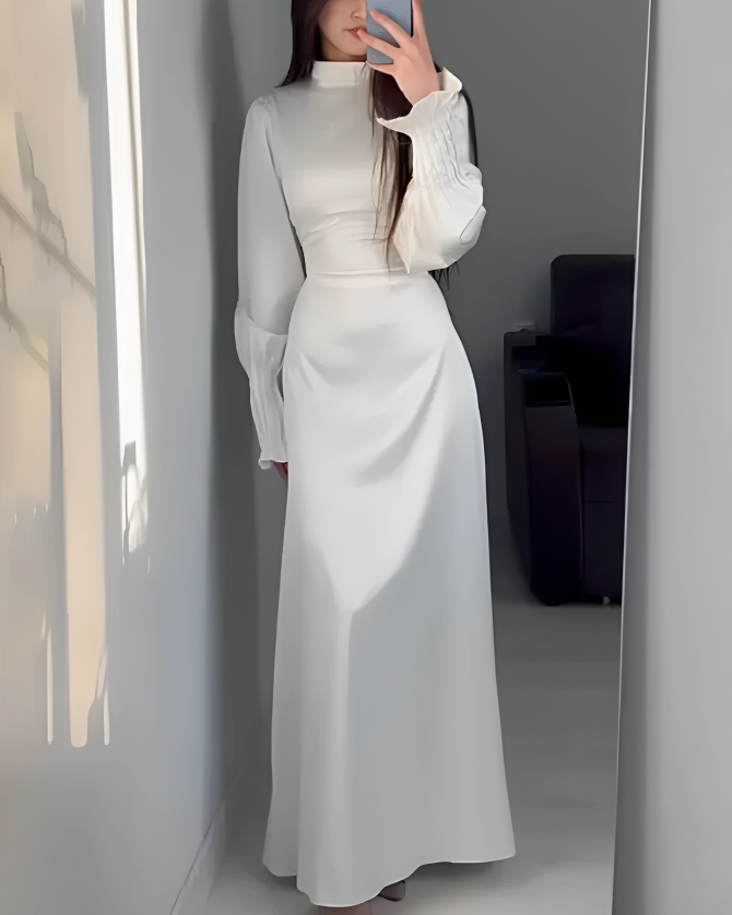 Maxiklänning - Elegant långärmad satinklänning med hög hals-Eva Jonsson