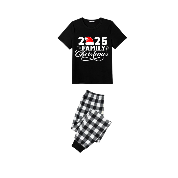 Mirla | 2025 Familj Jul-Pyjamas-Set - Svart Topp Svarta och Vita Rutiga Byxor Vit Text Grafik-Eva Jonsson