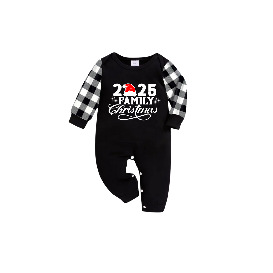 Mirla | 2025 Familj Jul-Pyjamas-Set - Svart Topp Svarta och Vita Rutiga Byxor Vit Text Grafik-Eva Jonsson
