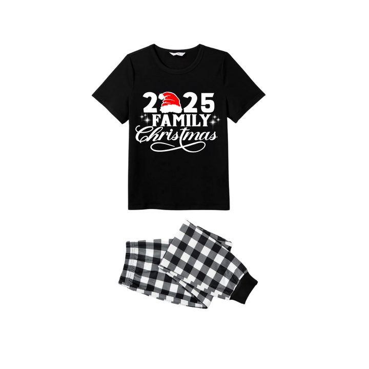 Mirla | 2025 Familj Jul-Pyjamas-Set - Svart Topp Svarta och Vita Rutiga Byxor Vit Text Grafik-Eva Jonsson