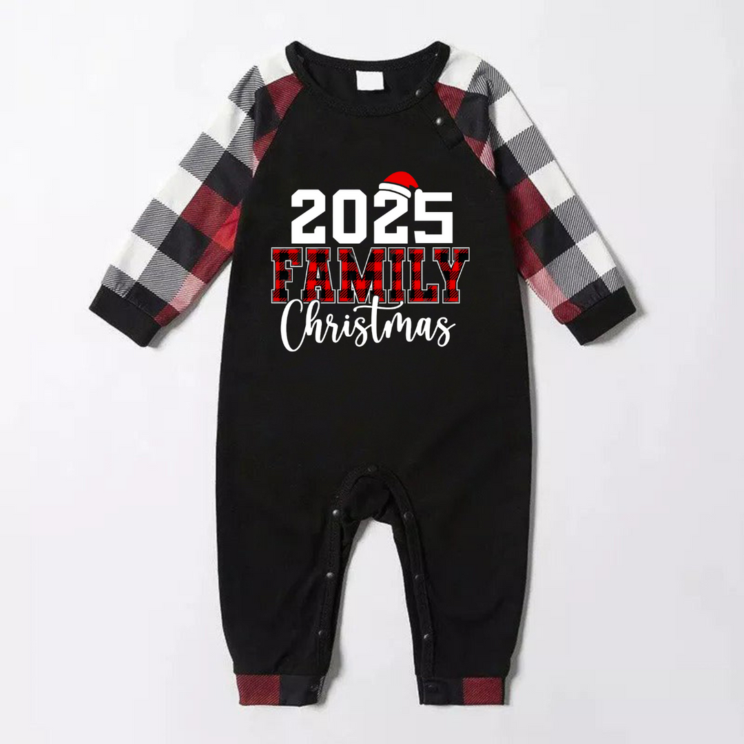 Mirla | 2025 Fnmily Jul Vit- och Rödtrycksmönster - Svart Topp med Röd-Svart-Vit Rutärm - Familjeanpassade Pyjamasar-Eva Jonsson