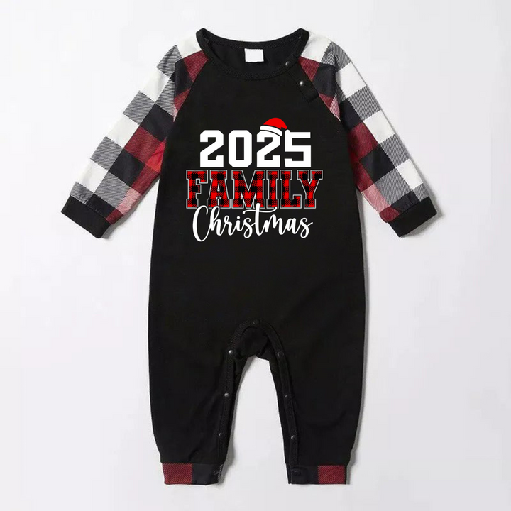 Mirla | 2025 Fnmily Jul Vit- och Rödtrycksmönster - Svart Topp med Röd-Svart-Vit Rutärm - Familjeanpassade Pyjamasar-Eva Jonsson