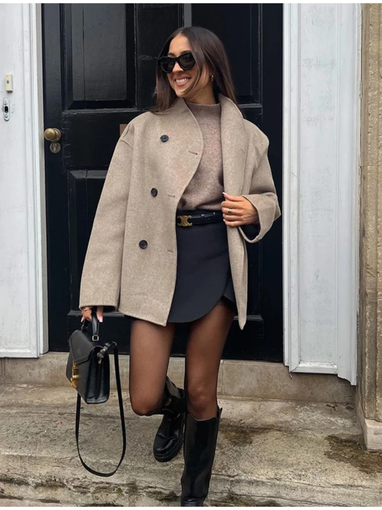 Mirla | Asymmetrisk Trenchcoat Damer med Breda Slags och Dubbelstängning-Eva Jonsson