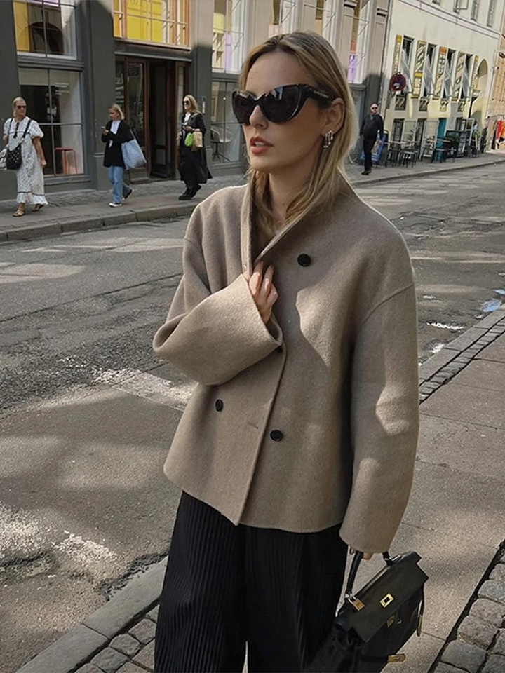 Mirla | Asymmetrisk Trenchcoat Damer med Breda Slags och Dubbelstängning-Eva Jonsson