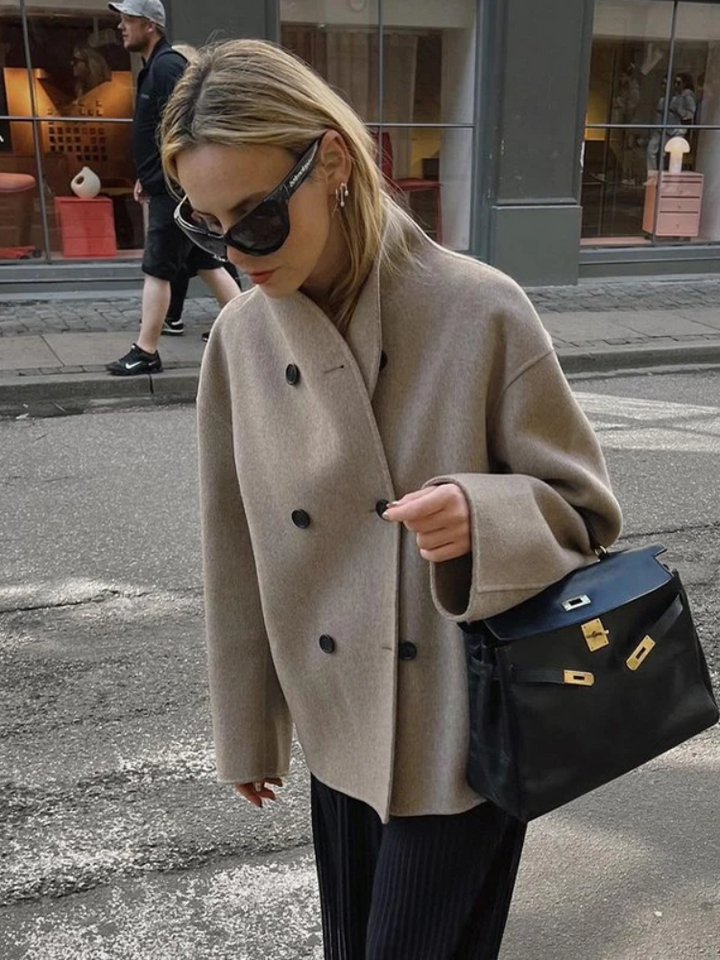 Mirla | Asymmetrisk Trenchcoat Damer med Breda Slags och Dubbelstängning-Eva Jonsson