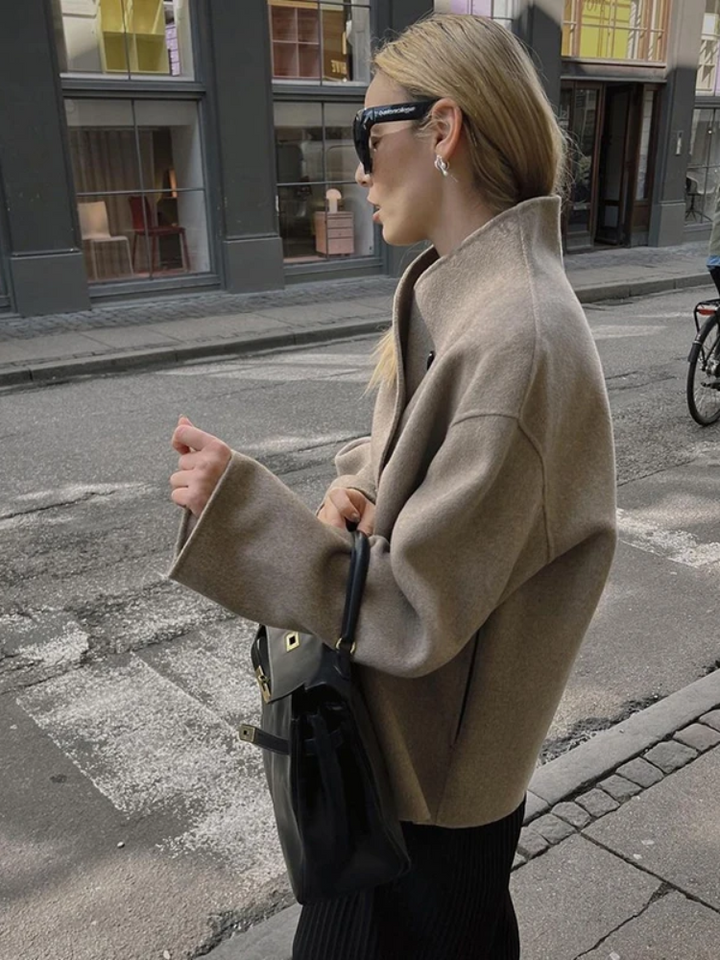 Mirla | Asymmetrisk Trenchcoat Damer med Breda Slags och Dubbelstängning-Eva Jonsson