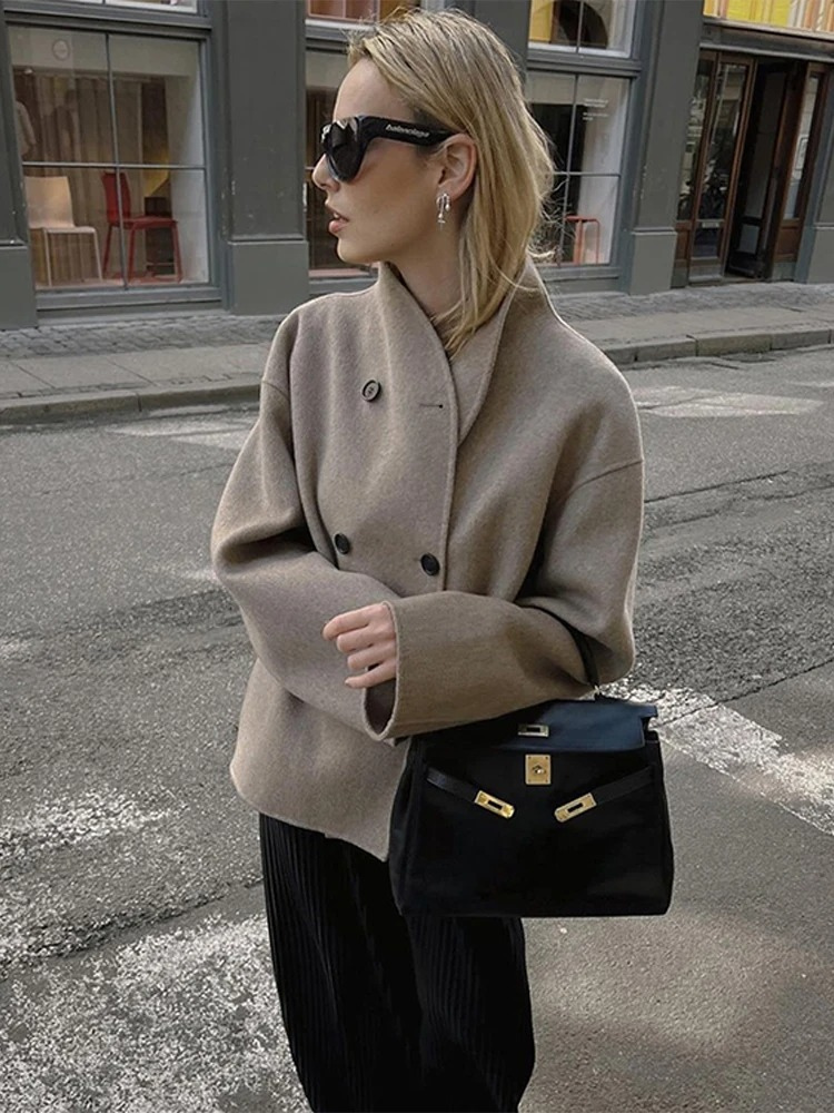 Mirla | Asymmetrisk Trenchcoat Damer med Breda Slags och Dubbelstängning-Eva Jonsson