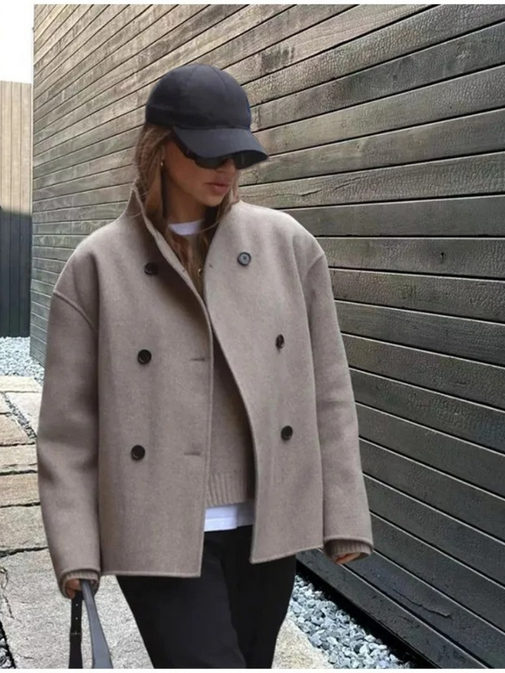 Mirla | Asymmetrisk Trenchcoat Damer med Breda Slags och Dubbelstängning-Eva Jonsson