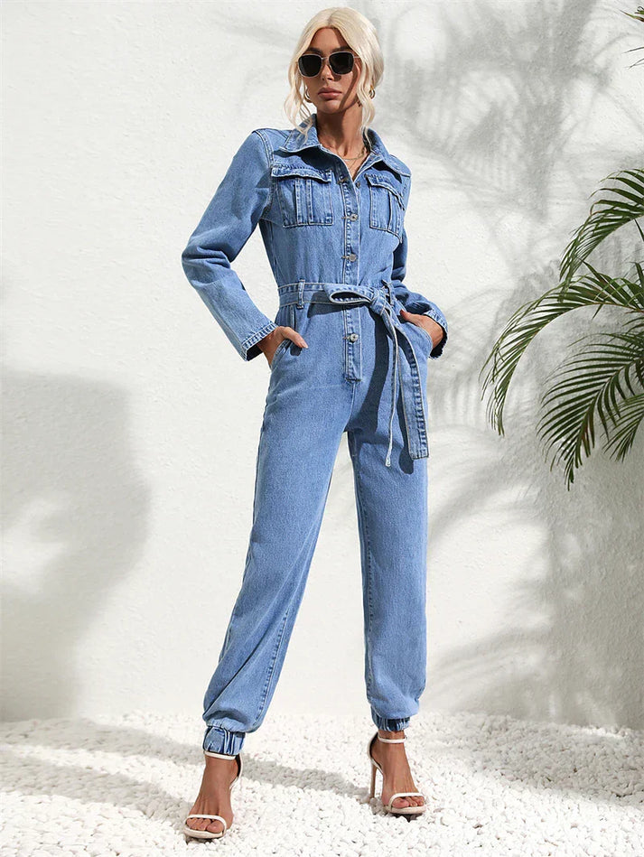 Mirla | Avslappnad denim jumpsuit med bälte och lång ärm för damer-Eva Jonsson