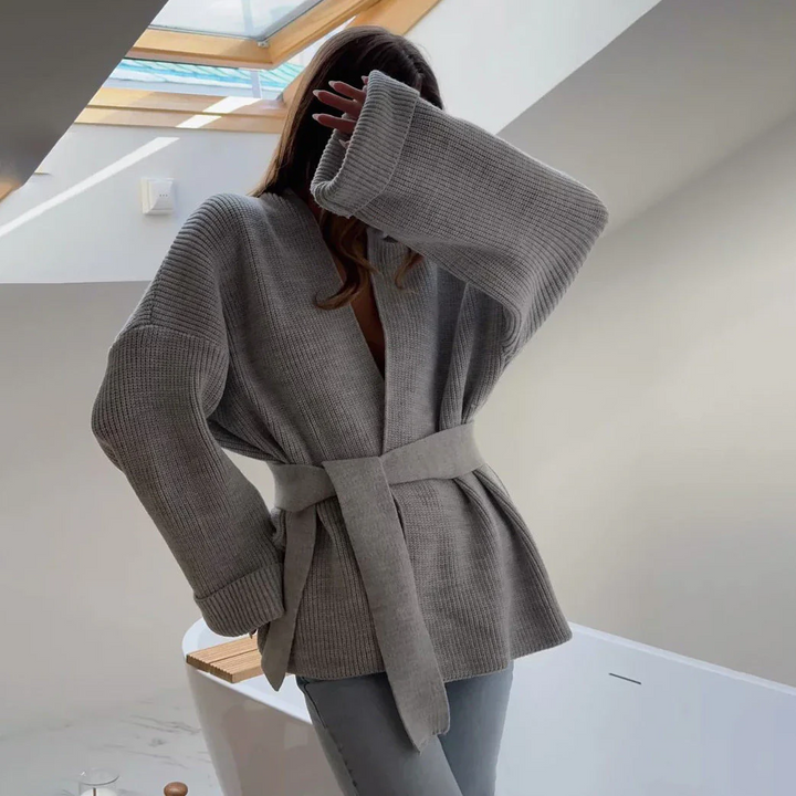 Mirla | Bekväm Ribbad Stickad Wrap-Cardigan med Bindebälte-Eva Jonsson