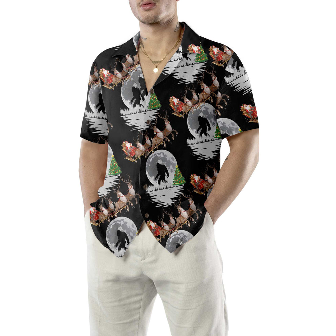 Mirla | Bigfoot & Jultomten På Julafton Hawaiian Shirt Roliga Julskjortor För Män-Eva Jonsson
