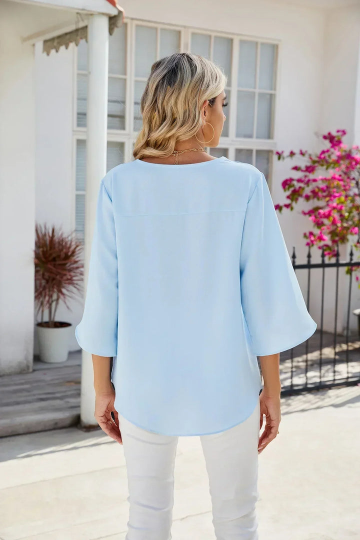 Mirla | Blus med V-ringning – Elegant och mångsidigt val för varje tillfälle-Eva Jonsson