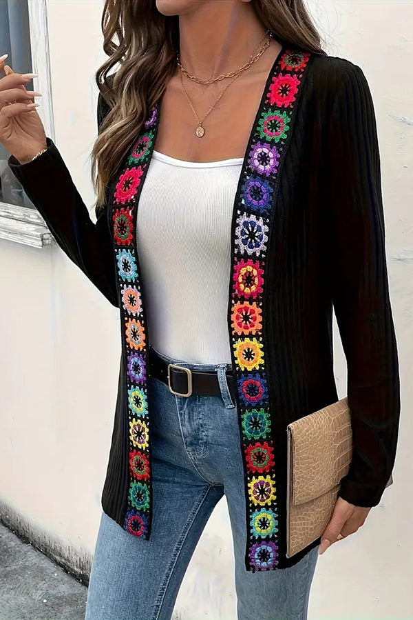 Mirla | Boho Stickjacka med Blomdetaljer och Långa Ärmar-Eva Jonsson