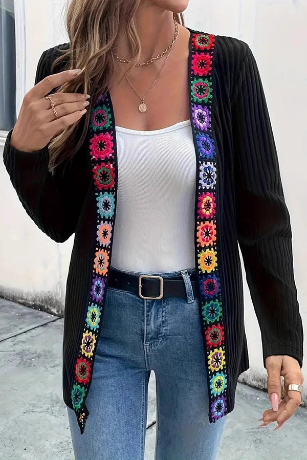 Mirla | Boho Stickjacka med Blomdetaljer och Långa Ärmar-Eva Jonsson
