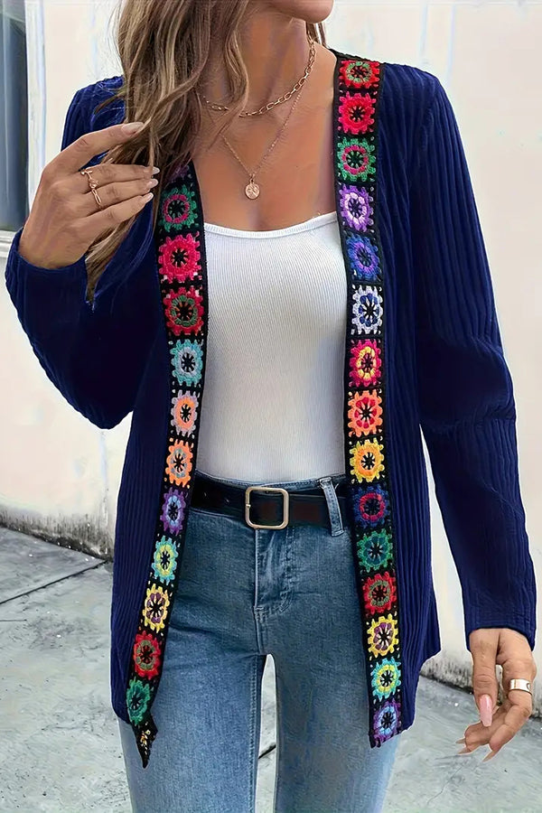 Mirla | Boho Stickjacka med Blomdetaljer och Långa Ärmar-Eva Jonsson