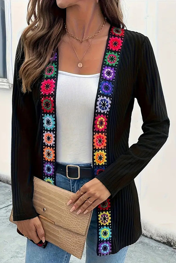 Mirla | Boho Stickjacka med Blomdetaljer och Långa Ärmar-Eva Jonsson