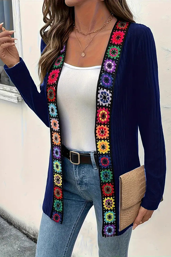 Mirla | Boho Stickjacka med Blomdetaljer och Långa Ärmar-Eva Jonsson