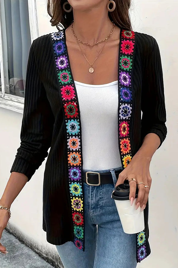 Mirla | Boho Stickjacka med Blomdetaljer och Långa Ärmar-Eva Jonsson