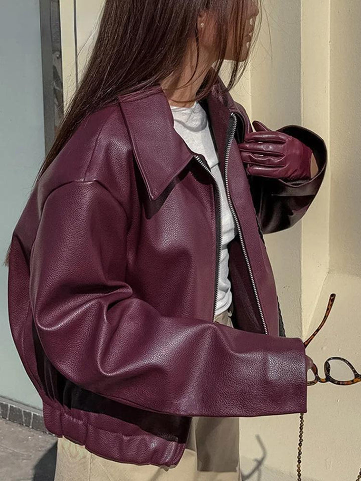 Mirla | Bordeaux Röd Faux Läderjacka med Stilig Reverskrage och Dragkedjedetalj-Eva Jonsson