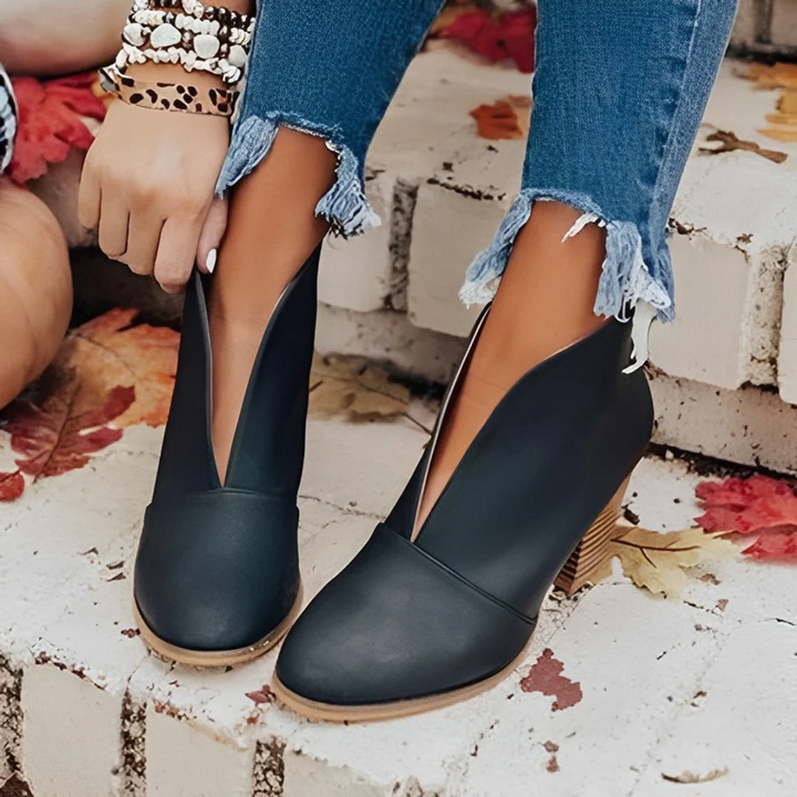 Mirla | Dam Hög Klack Ankelstövlar, V-Form Öppning, Slipper, Chic och Elegant-Eva Jonsson