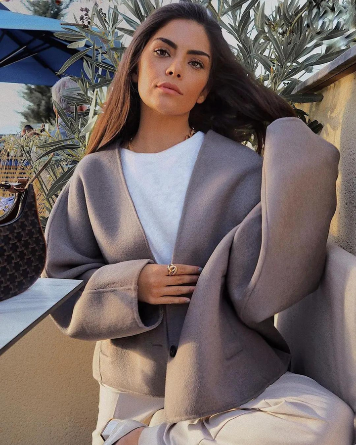 Mirla | Dam Oversized Cropped Jacka med Vida Skurna Byxor-Eva Jonsson