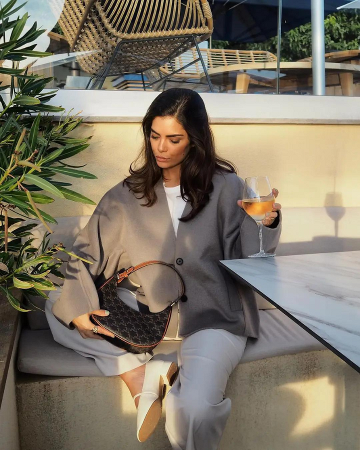 Mirla | Dam Oversized Cropped Jacka med Vida Skurna Byxor-Eva Jonsson