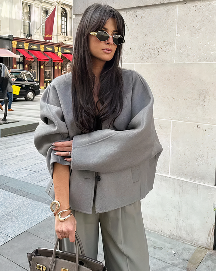 Mirla | Dam Oversized Cropped Jacka med Vida Skurna Byxor-Eva Jonsson