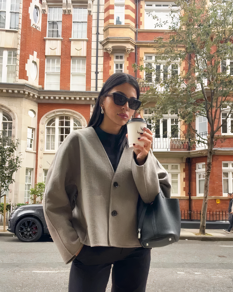 Mirla | Dam Oversized Cropped Jacka med Vida Skurna Byxor-Eva Jonsson