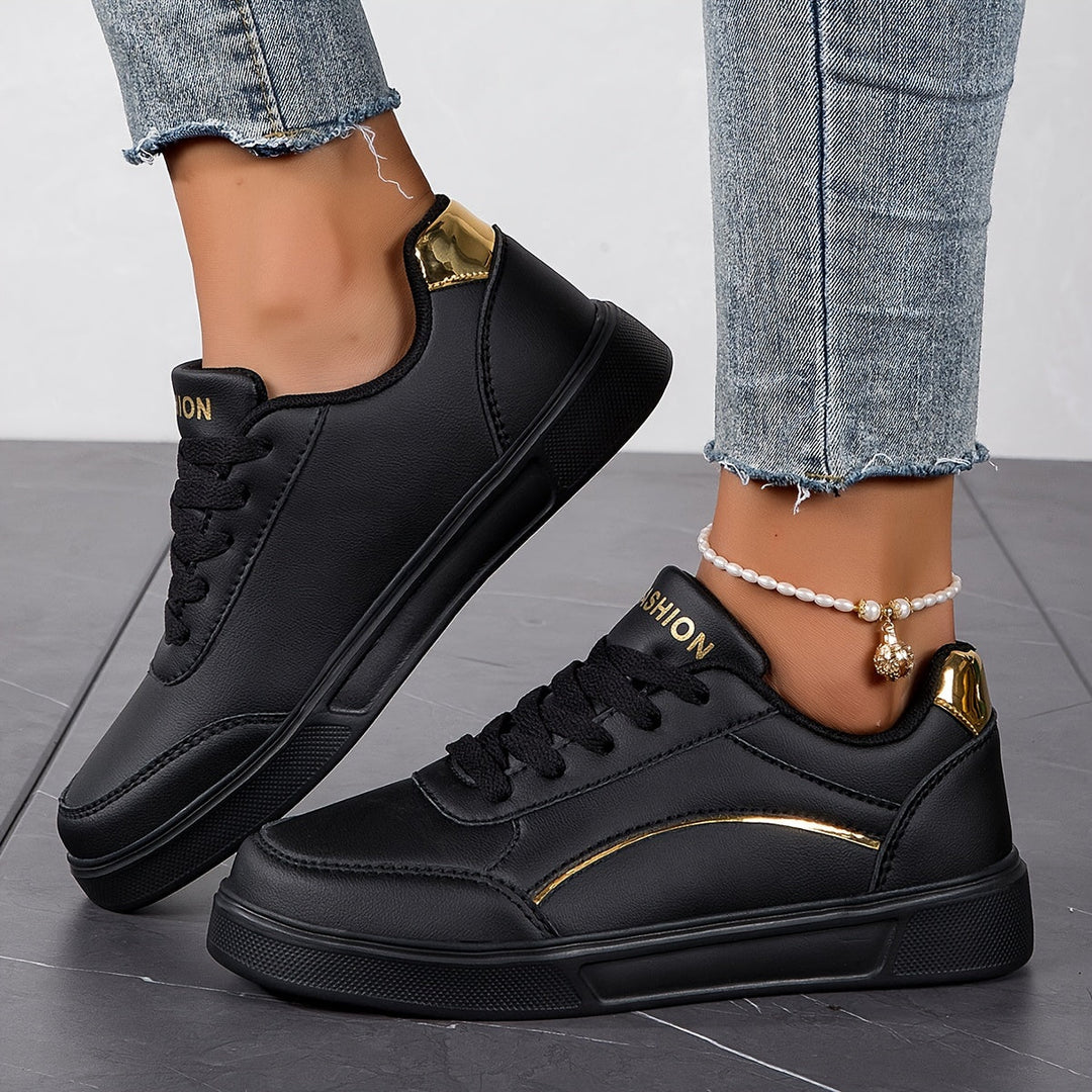 Mirla | Dam Sneakers i Enfärgad Utförande med Snörning och Mjuk Sula-Eva Jonsson