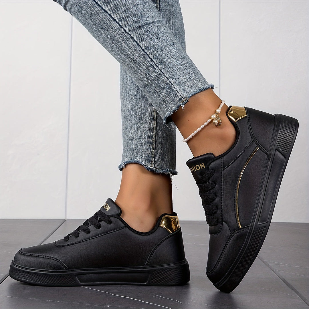 Mirla | Dam Sneakers i Enfärgad Utförande med Snörning och Mjuk Sula-Eva Jonsson