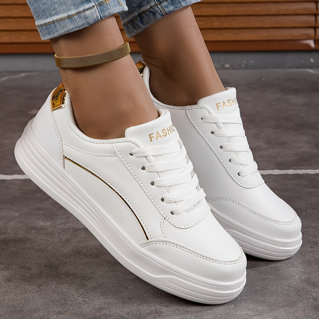 Mirla | Dam Sneakers i Enfärgad Utförande med Snörning och Mjuk Sula-Eva Jonsson
