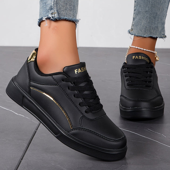 Mirla | Dam Sneakers i Enfärgad Utförande med Snörning och Mjuk Sula-Eva Jonsson
