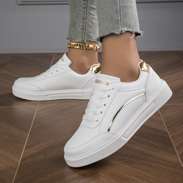 Mirla | Dam Sneakers i Enfärgad Utförande med Snörning och Mjuk Sula-Eva Jonsson