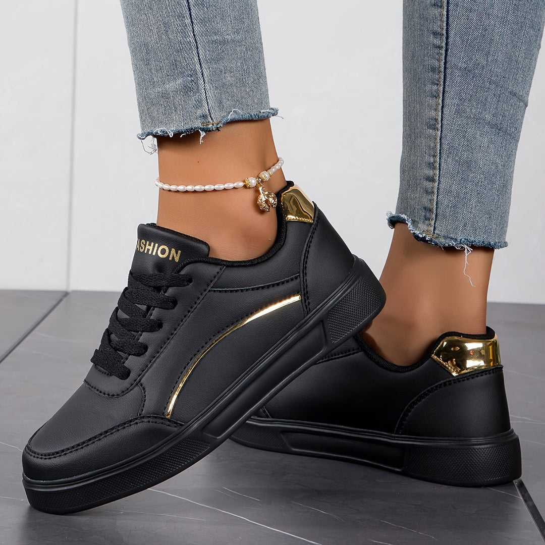 Mirla | Dam Sneakers i Enfärgad Utförande med Snörning och Mjuk Sula-Eva Jonsson